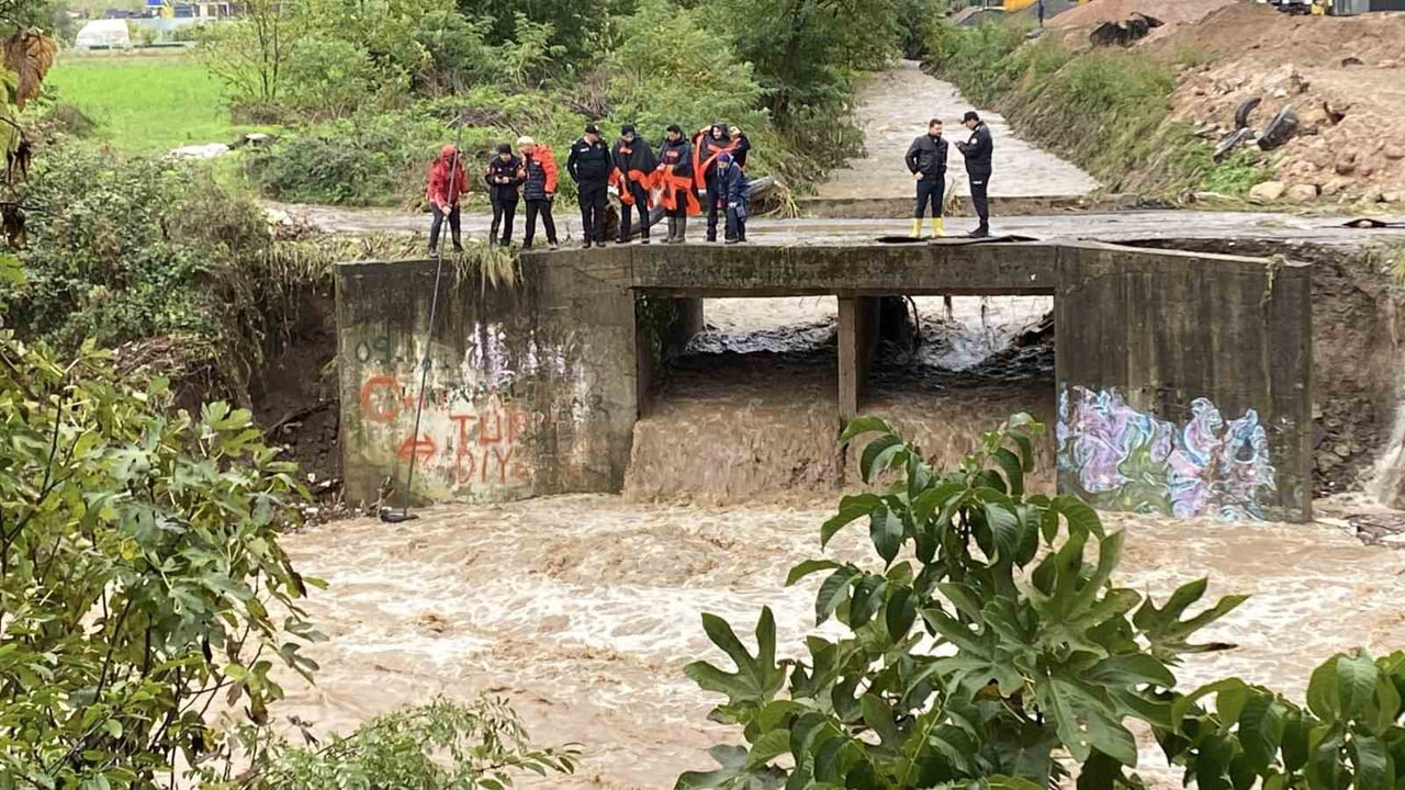 KOCAELİ'NİN BAŞİSKELE İLÇESİNDE KİRAZ ÇAYI'NA ARACIN DÜŞTÜĞÜ VE BİR KİŞİNİN KAYIP OLDUĞU İHBARI...