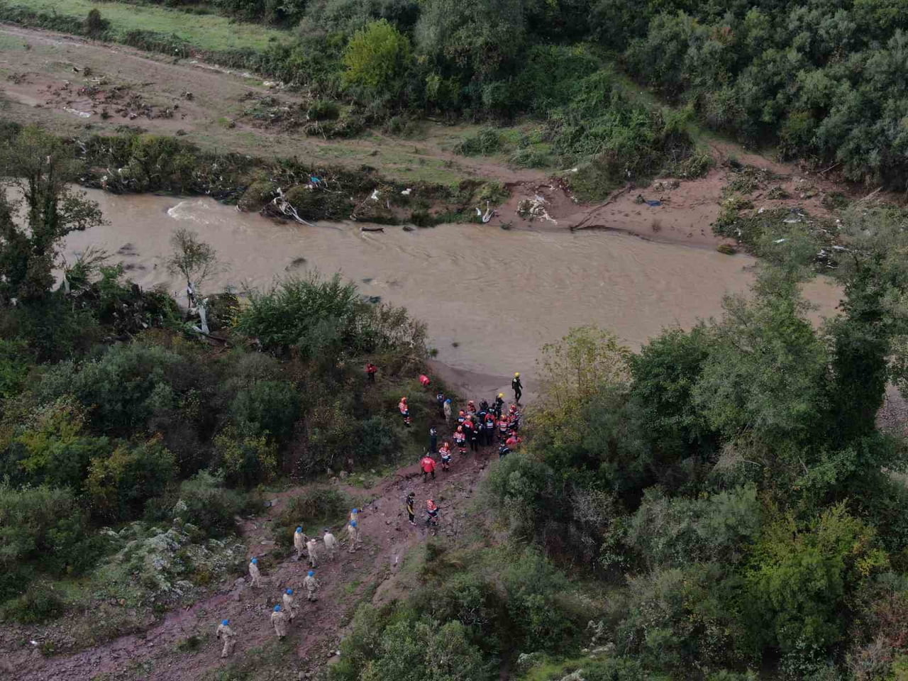 KOCAELİ'NİN GEBZE İLÇESİNDE SELE KAPILARAK SÜRÜKLENEN ARAÇTAKİ KAYIP 2 KİŞİDEN DOĞAN ARSLAN'IN...