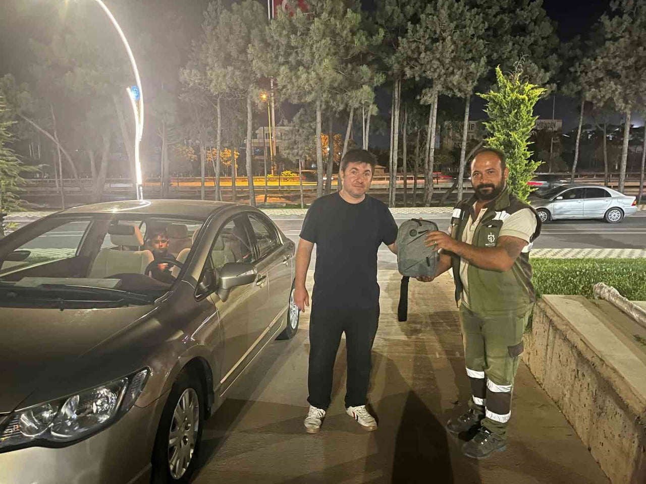 KOCAELİ'NİN GEBZE İLÇESİNDE TEMİZLİK PERSONELİ, PARKTA BULDUĞU VE İÇERİSİNDE YAKLAŞIK 400 BİN LİRA...