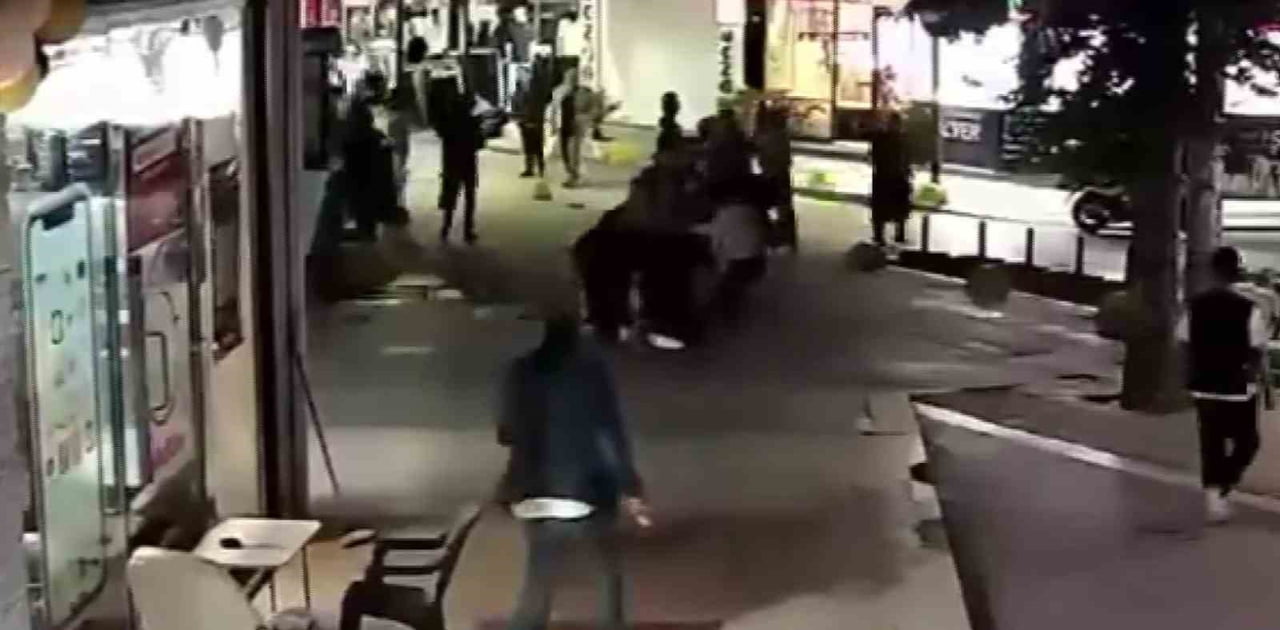 KOCAELİ'NİN GÖLCÜK İLÇESİNDE BİR KADIN İLE KIZI, CADDE ORTASINDA KALABALIK BİR GRUP TARAFINDAN...