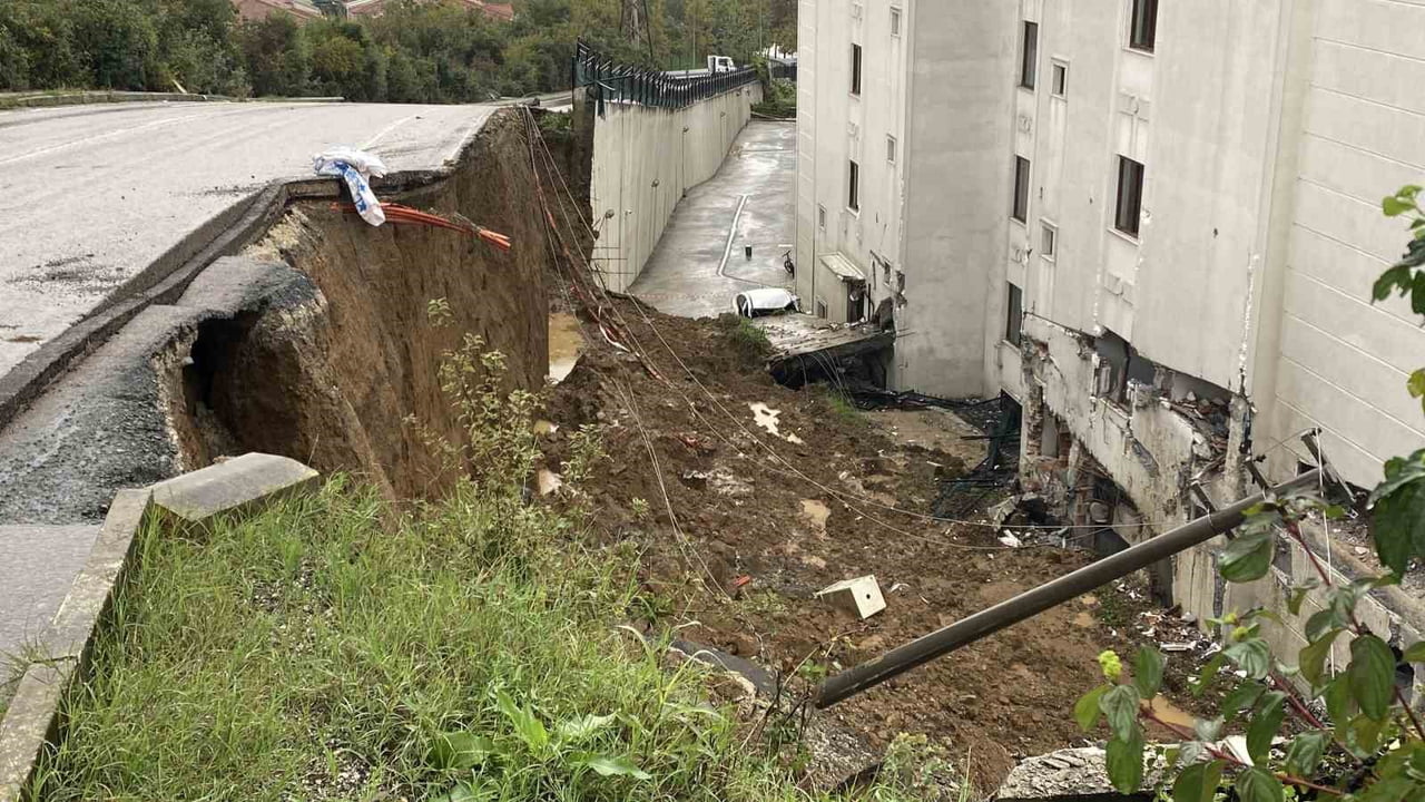 KOCAELİ'NİN GÖLCÜK İLÇESİNDE DÜN SAĞANAĞIN ARDINDAN ÇÖKEN İSTİNAT DUVARININ BULUNDUĞU BÖLGEDE...