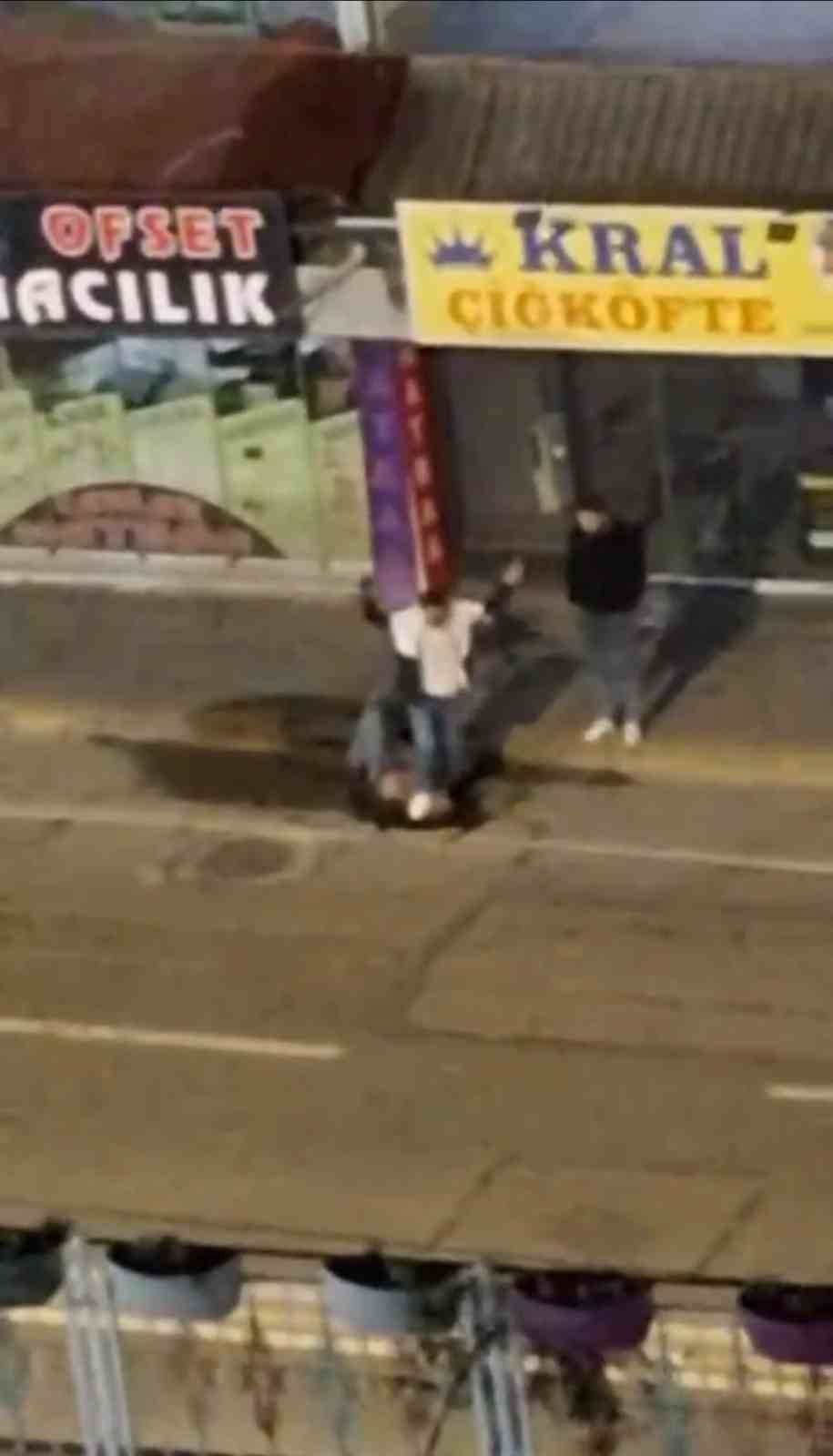 KOCAELİ'NİN İZMİT İLÇESİNDE BİR ŞAHSIN TARTIŞTIĞI KİŞİYE ŞİDDET UYGULADIĞI ANLAR, ÇEVREDEKİ...