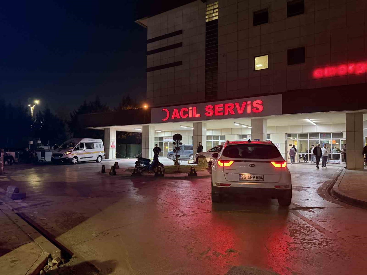 KOCAELİ'NİN İZMİT İLÇESİNDE SOKAKTA FENALAŞARAK YERE DÜŞEN KANSER HASTASI BİR VATANDAŞ, AĞIR...