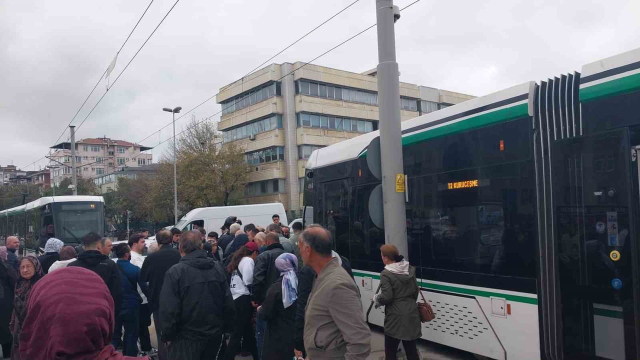 KOCAELİ'NİN İZMİT İLÇESİNDE YOLUN KARŞISINA GEÇMEYE ÇALIŞAN 2 KADINA TRAMVAY ÇARPTI. KAZADA...