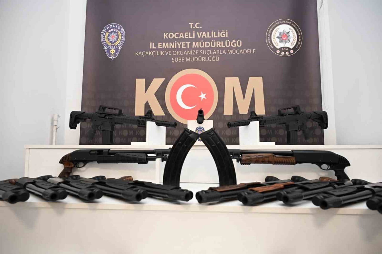 KOCAELİ'NİN KÖRFEZ İLÇESİNDE DURDURULAN ARAÇLARDA YAPILAN ARAMADA 25 YİVSİZ AV TÜFEĞİ ELE...
