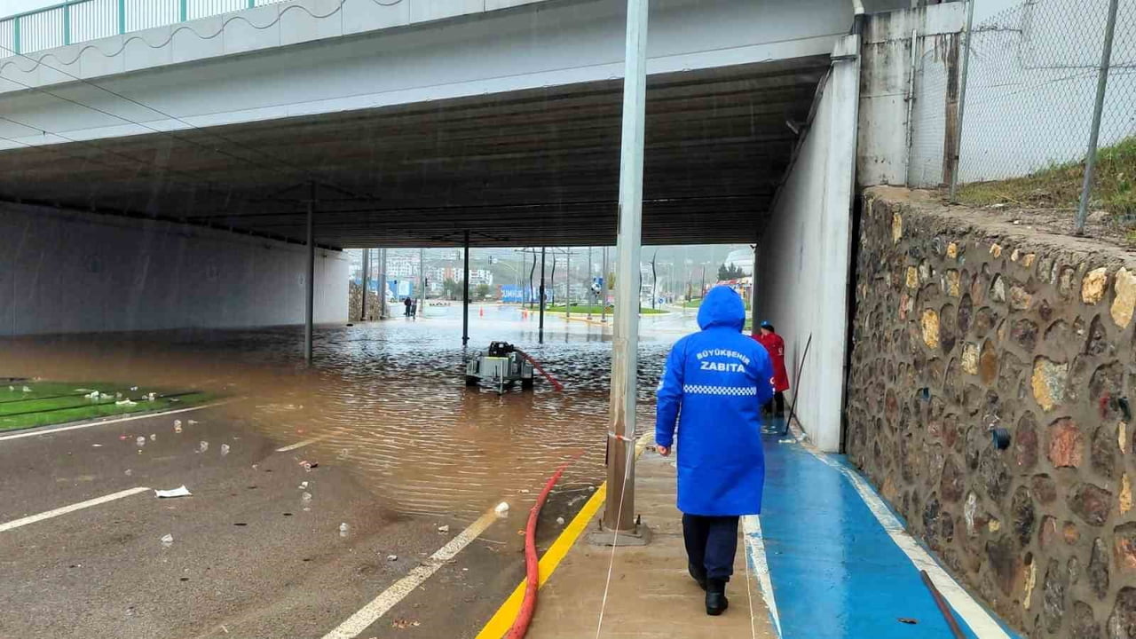 KOCAELİ BÜYÜKŞEHİR BELEDİYESİ, KENTTE ETKİLİ OLAN ŞİDDETLİ SAĞANAĞIN YOL AÇABİLECEĞİ...