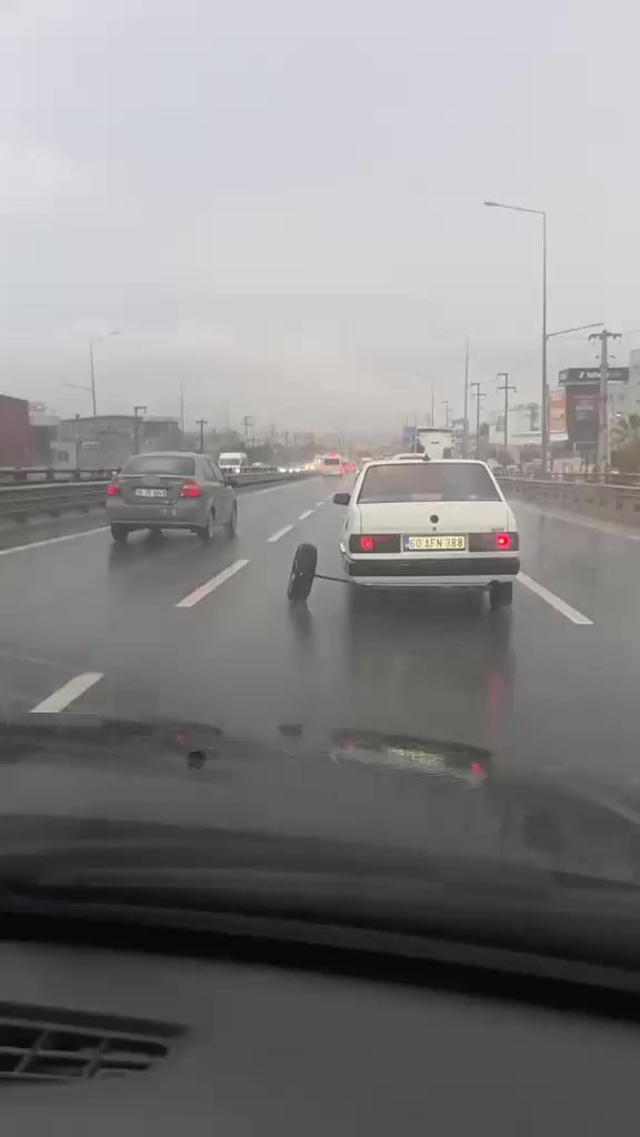 KOCAELİ D-100 KARAYOLU’NDA SEYİR HALİNDEKİ OTOMOBİLİN AKS DEMİRİ KIRILDI, ARKA TEKERLEKLERİNDEN...