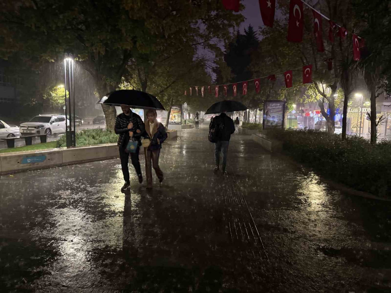 KOCAELİ’DE BEKLENEN SAĞANAK YAĞIŞ AKŞAM SAATLERİNDE ETKİSİNİ GÖSTERMEYE BAŞLADI. YAĞIŞLA BİRLİKTE...