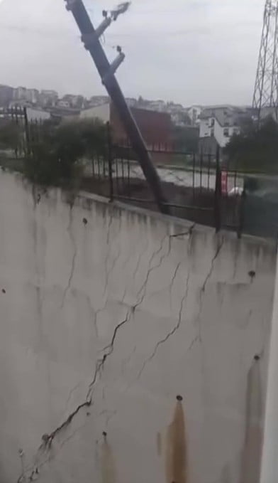 KOCAELİ’DE ETKİLİ OLAN YAĞIŞIN ARDINDAN İSTİNAT DUVARI ÇÖKTÜ. ÇÖKME SIRASINDA DUYULAN ÇATIRDAMA...