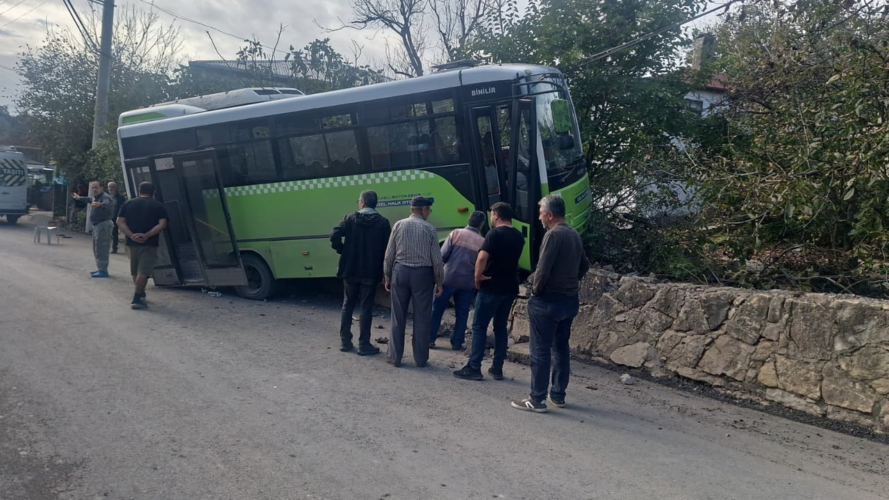 KOCAELİ’DE ÖZEL HALK OTOBÜSÜ DUVARA ÇARPTI, 10 YOLCU YARALANDI. YARALILAR, OLAY YERİNDEKİ İLK...