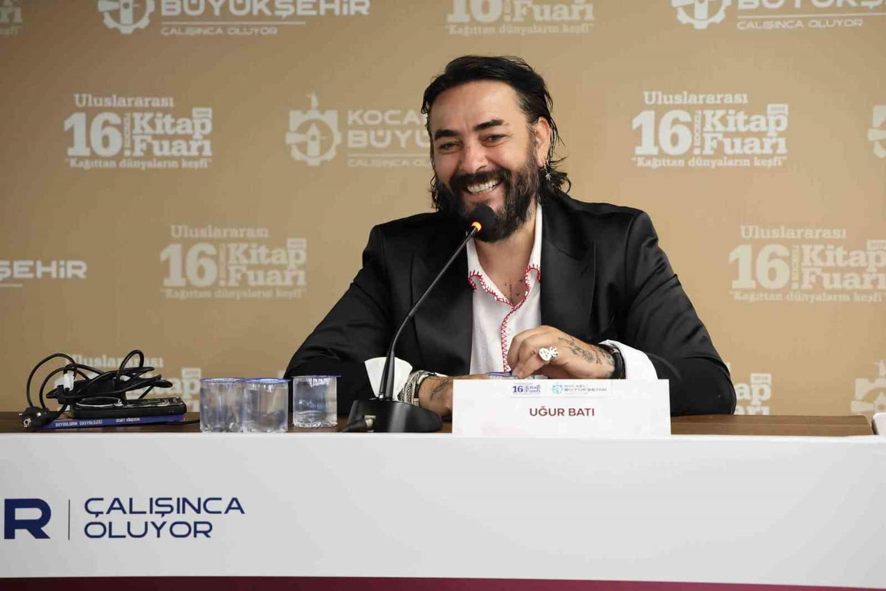 KOCAELİ KİTAP FUARI’NDA İNSAN ZEKASI VE POTANSİYELİNİ ANLATAN PROF. DR. UĞUR BATI, İNSANLARIN...