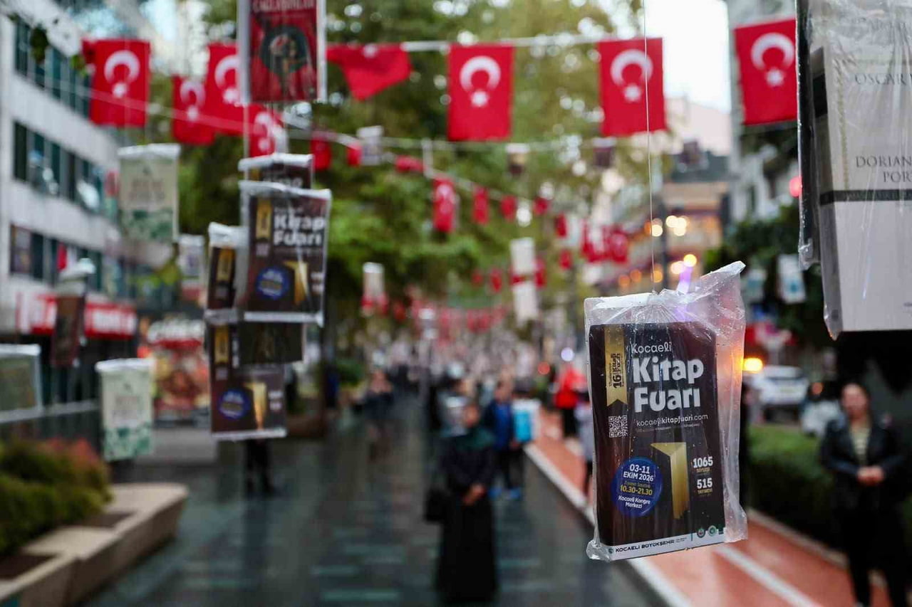 KOCAELİ KİTAP FUARI ÖNCESİNDE İZMİT'TE ÇINAR AĞAÇLARINA 5 BİN KİTAP ASILDI. AĞAÇLARA ASILI OLAN...