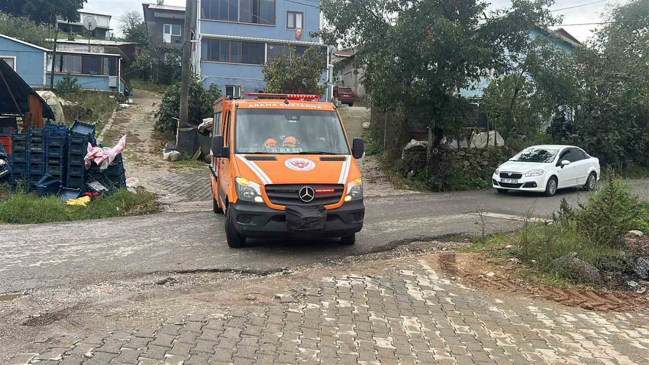 KOCAELİ’NİN GEBZE İLÇESİNDE DEREYE DÜŞEREK SELE KAPILAN CİPTE BULUNAN 3 KİŞİDEN SÜRÜCÜ MUSTAFA...