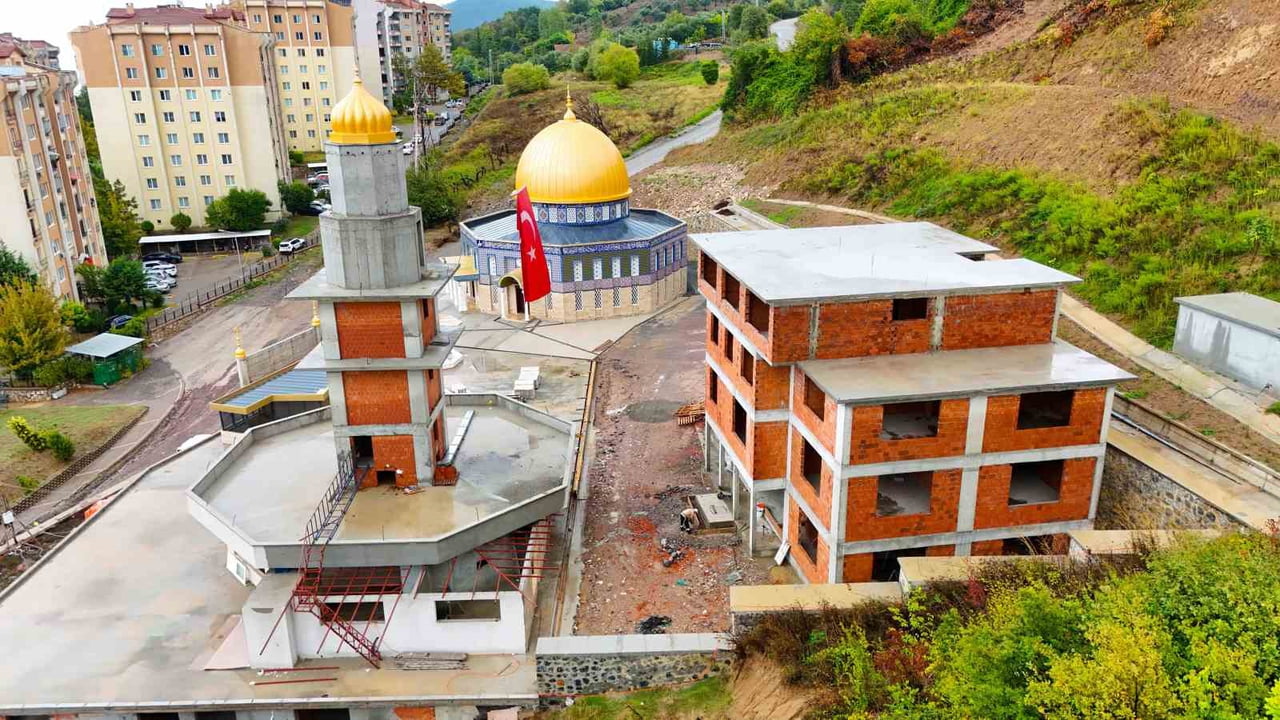 KOCAELİ’NİN KARAMÜRSEL İLÇESİNDE YAPIMI SÜREN AKSA CAMİİ İÇİN 1.950 METREKÜP BETON, 102 TON DEMİR...