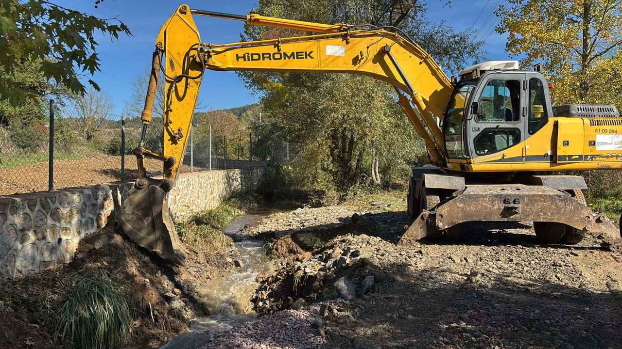 KOCAELİ’NİN KÖRFEZ İLÇESİ ALİHOCALAR MAHALLESİ’NDE SEL NEDENİYLE KAPANAN DERE GEÇİŞ YOLU, 800...