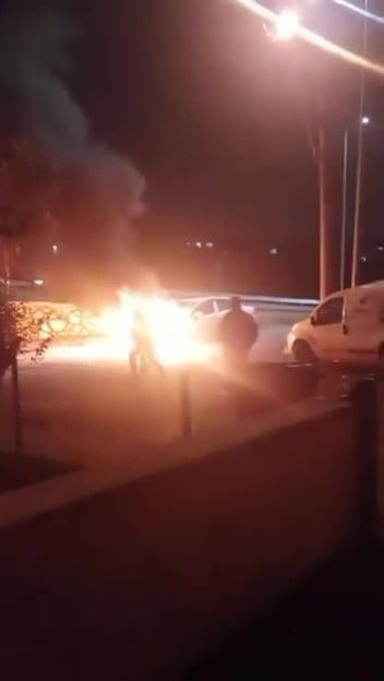 KOCAELİ’NİN KÖRFEZ İLÇESİNDE ALEVLERE TESLİM OLAN OTOMOBİL İTFAİYE EKİPLERİ TARAFINDAN...