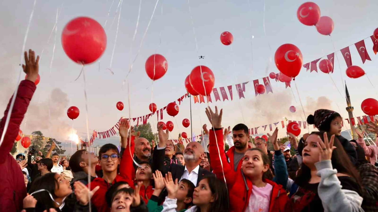 KOCASİNAN BELEDİYE BAŞKANI AHMET ÇOLAKBAYRAKDAR, 29 EKİM CUMHURİYET BAYRAMI DOLAYISIYLA BİR MESAJ...