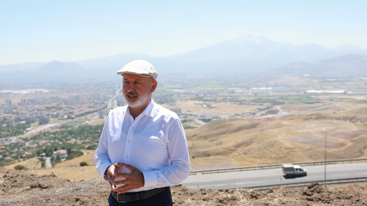 KOCASİNAN BELEDİYE BAŞKANI AHMET ÇOLAKBAYRAKDAR, ŞEHRİN PANORAMİK MANZARASINA HAKİM KONUMUYLA...