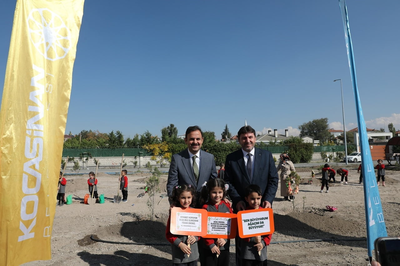 KOCASİNAN BELEDİYESİ EKİPLERİ, 4-6 YAŞ GRUBU MİNİK ÖĞRENCİLERLE BİRLİKTE FİDANLARI TOPRAKLA...