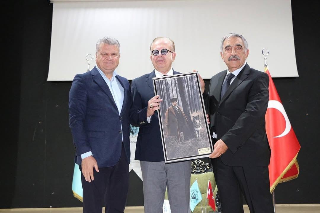 KONFERANS SONRASINDA EDREMİT BELEDİYE BAŞKAN YARDIMCISI METİN TUNÇER İLE TÜRK OCAKLARI EDREMİT...