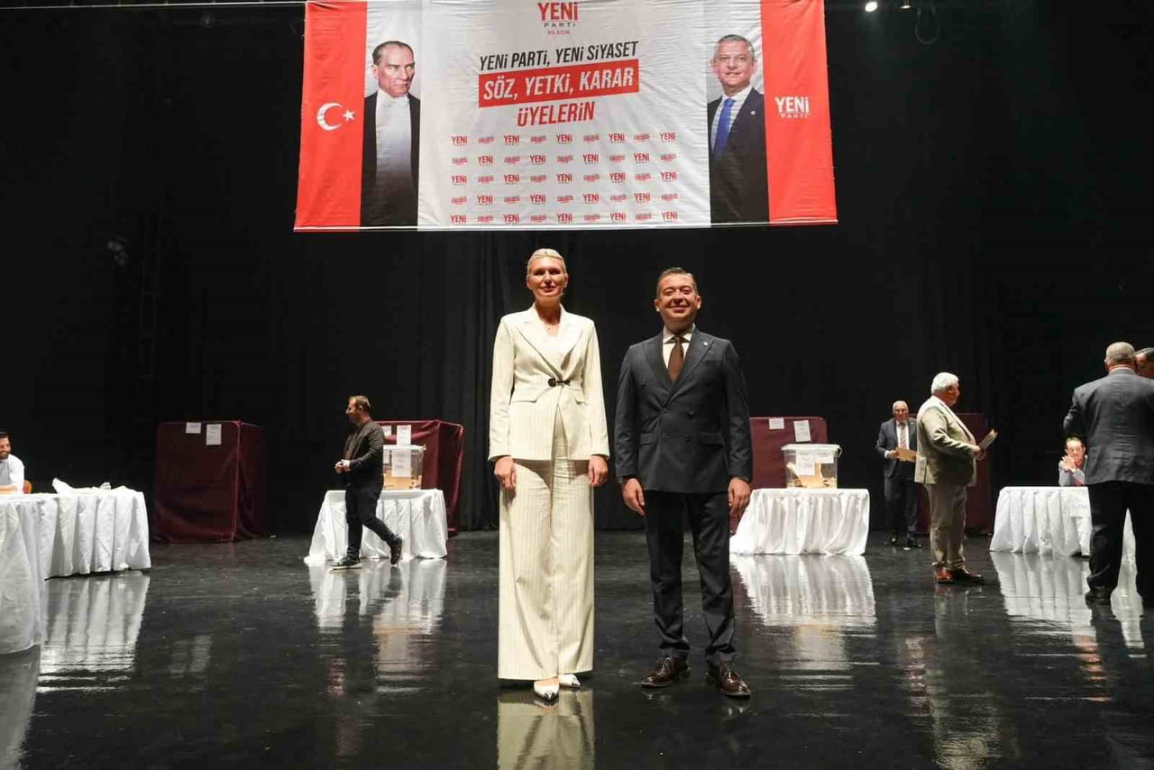 KONGREYE BİLECİK BELEDİYE BAŞKANI MELEK MIZRAK SUBAŞI, BELEDİYE VE İL GENEL MECLİS ÜYELERİ, SİVİL...