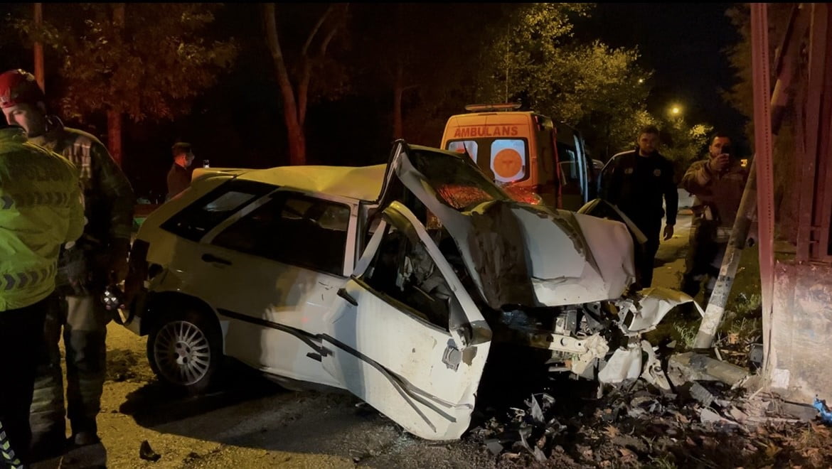 KONTROLDEN ÇIKAN ARAÇ DUVARA ÇARPTI… SIKIŞTIĞI ARAÇTAN BÖYLE KURTARILDI