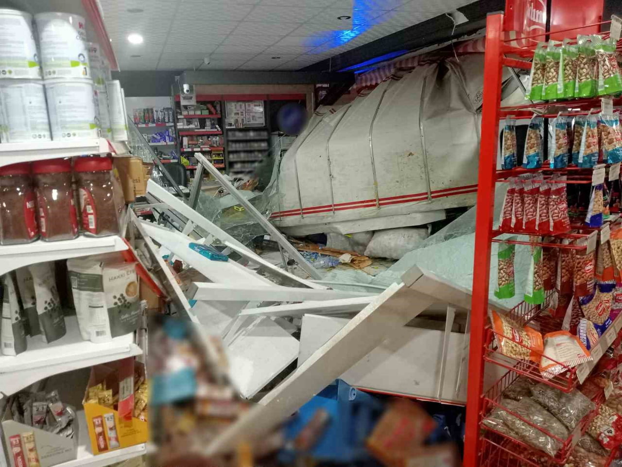 KONTROLDEN ÇIKAN KAMYONET MARKETE GİRDİ