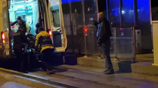 Kontrolden çıkan otomobil tramvay durağına daldı: 1 yaralı