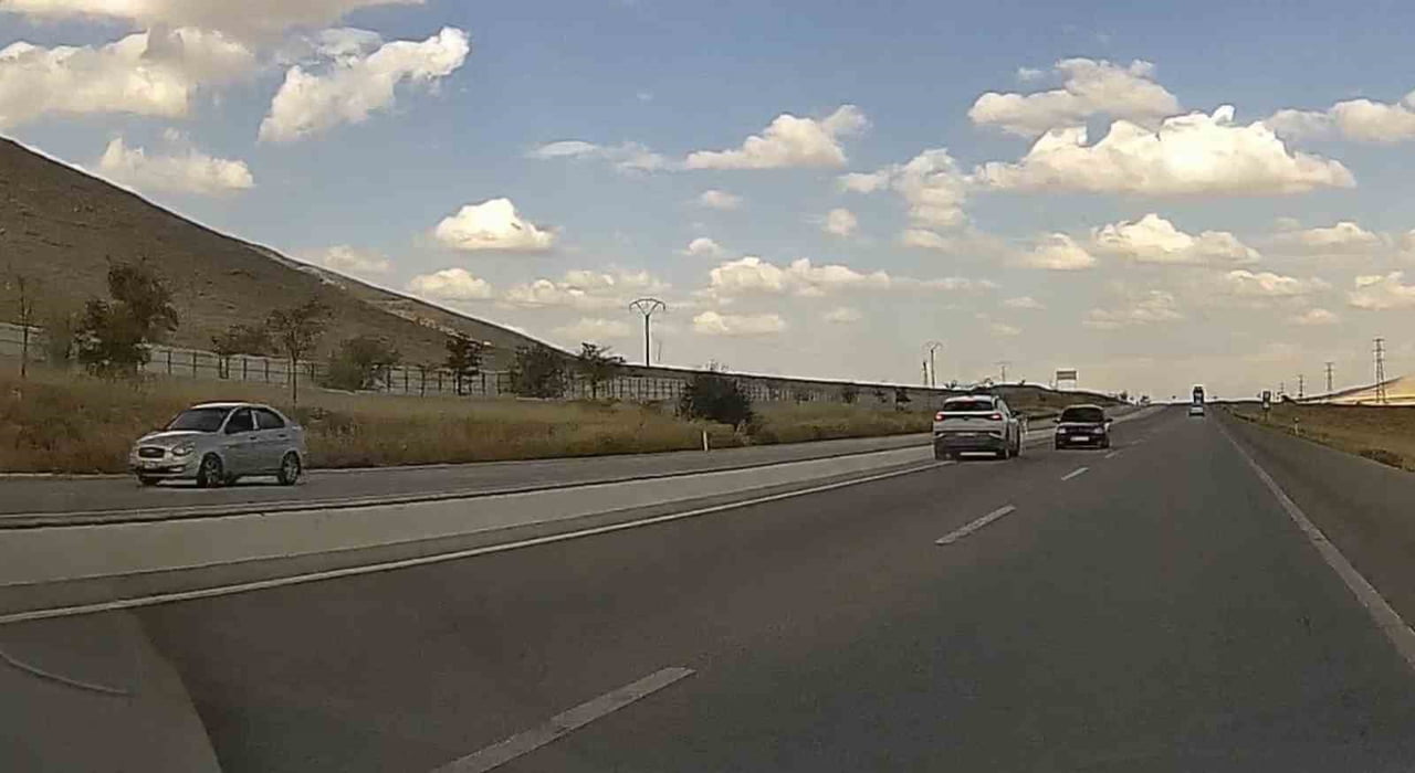 KONYA'DA ŞEHİRLERARASI KARA YOLUNDA TERS YÖNDE SEYREDEREK KAZAYA DAVETİYE ÇIKARAN OTOMOBİL...