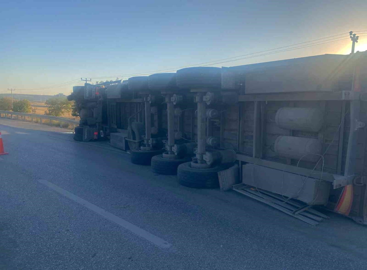 KONYA'NIN KULU İLÇESİNDE PANCAR YÜKLÜ TIR KONTROLDEN ÇIKARAK DEVRİLDİ