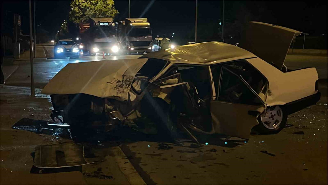 KONYA’DA 2 OTOMOBİLİN ÇARPIŞMASI SONUCU MEYDANA GELEN KAZADA 5 KİŞİ YARALANDI.