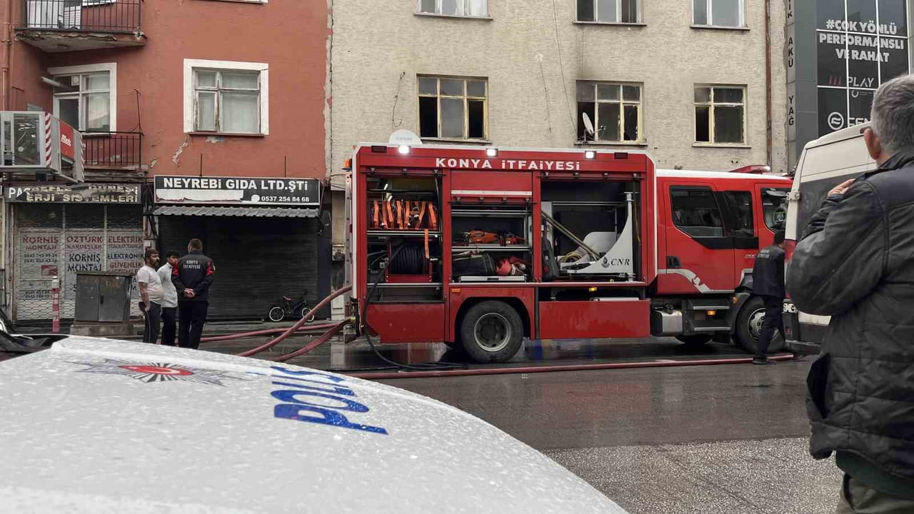KONYA’DA 3 KATLI BİR BİNANIN BİRİNCİ KATINDA ÇIKAN YANGIN PANİĞE NEDEN OLDU.