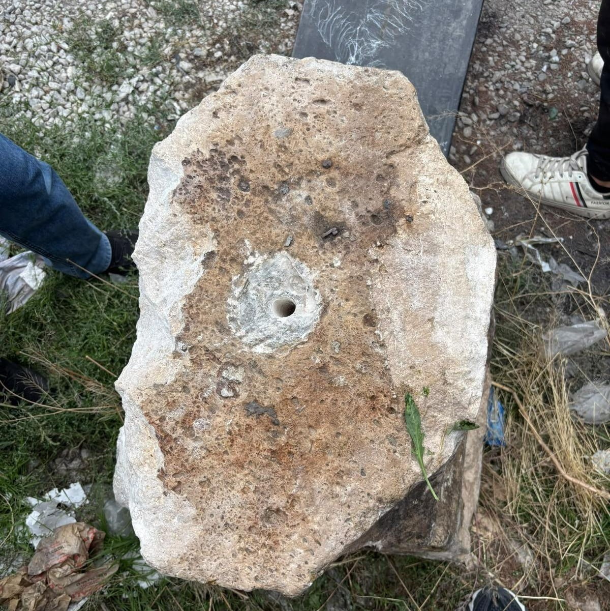 KONYA’DA BİR CAMİNİN ÖN KISMINDA BULUNAN VE ROMA İMPARATORLUĞU DÖNEMİNE AİT OLDUĞU BELİRLENEN...