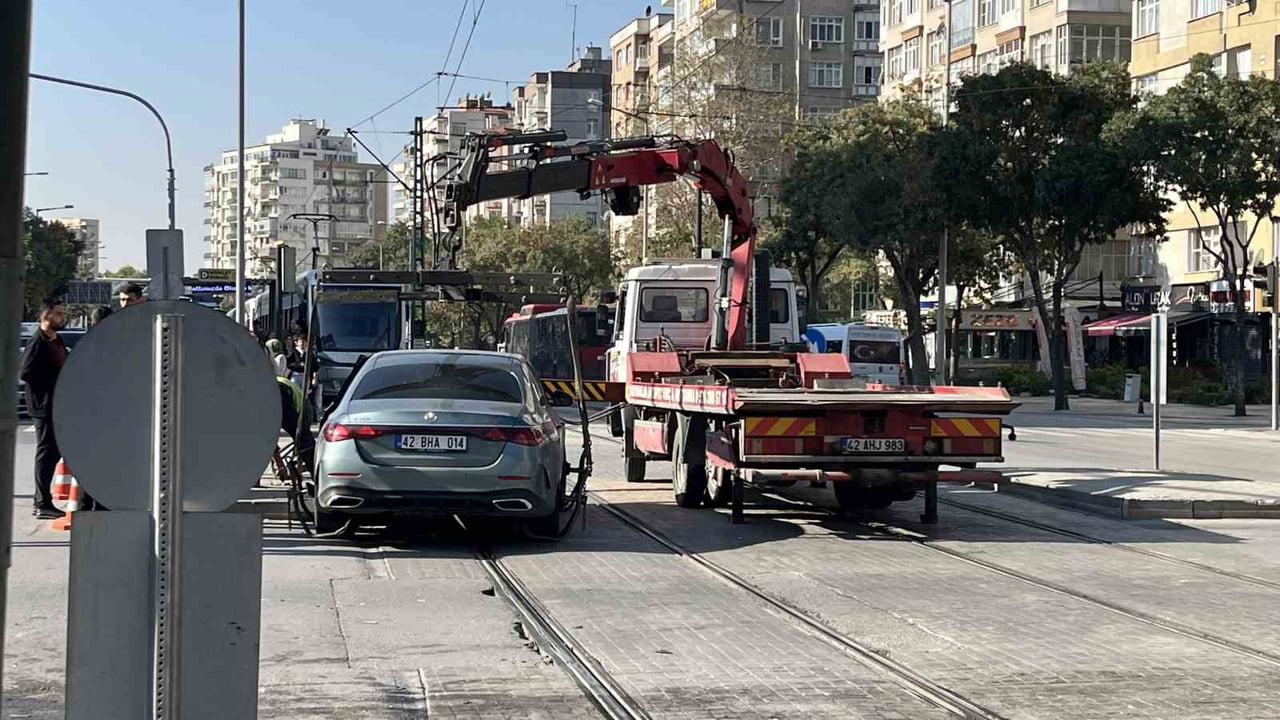 KONYA’DA KAZA SONRASI TRAMVAY HATTINA GİREN VE KENDİNİ KİLİTLEYEREK ÇALIŞMADIĞI BELİRTİLEN...