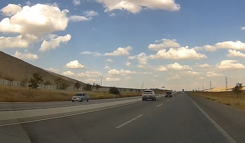KONYA’DA TERS YÖNDEN GELEN OTOMOBİL İLE KENDİ ŞERİDİNDE GİDEN OTOMOBİL KAFA KAFAYA GELDİ....