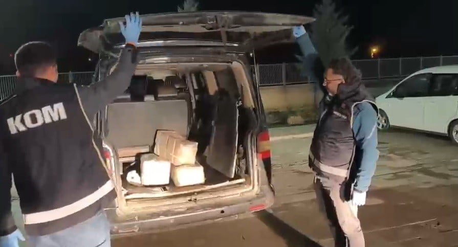 KONYA’DA UYGULAMA NOKTASINDA ŞÜPHE ÜZERİNE DURDURULAN İKİ ARAÇTA 163 RUHSATSIZ TABANCA VE 2 BİN...