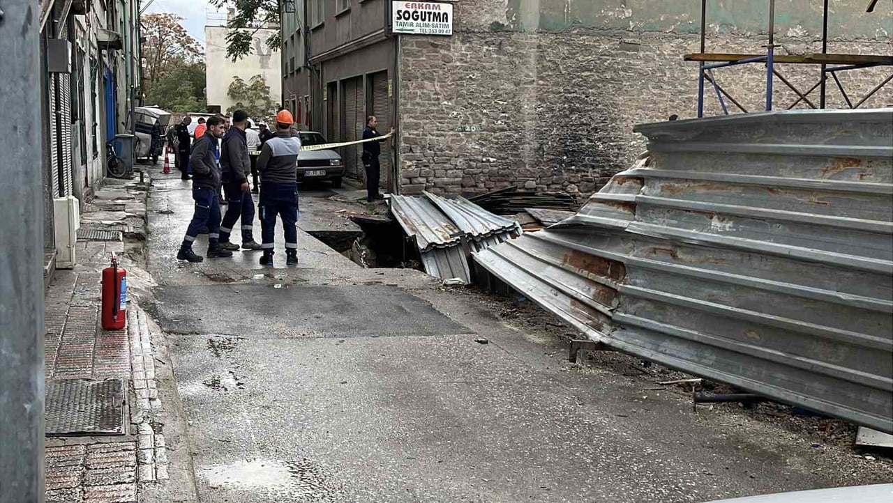 KONYA’DA YAPIMI DEVAM EDEN İNŞAAT YANINA AÇILAN ZEMİN KENARINDA BULUNAN DOĞALGAZ VE SU HATTI...
