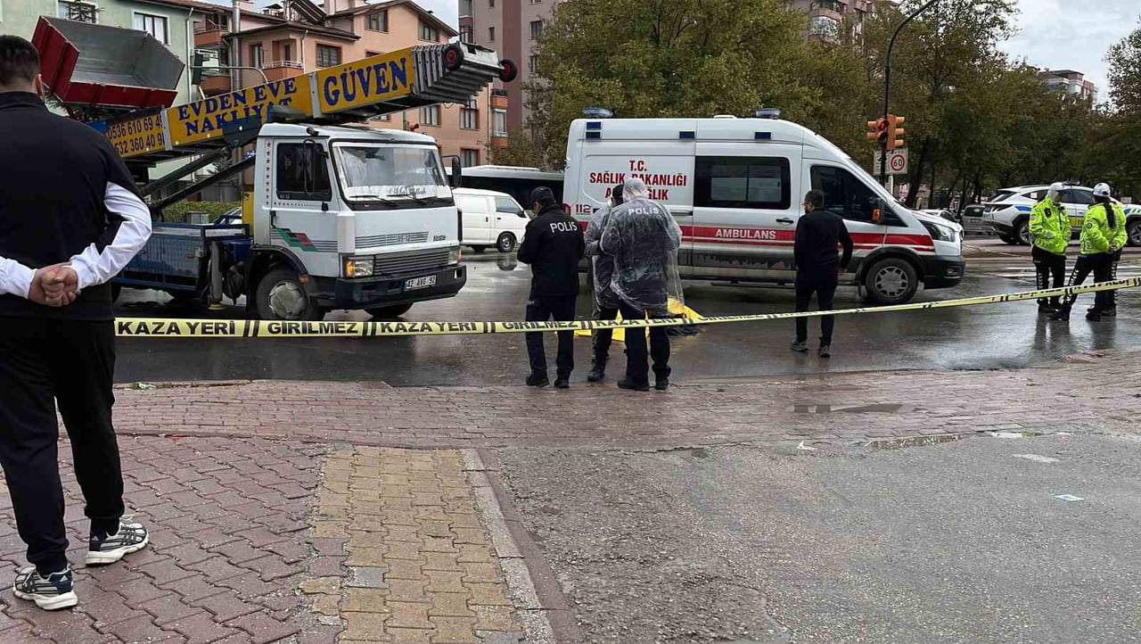 KONYA’DA YOLUN KARŞISINA GEÇMEYE ÇALIŞAN YAŞLI KADINA NAKLİYE KAMYONU ÇARPTI. KAZADA YAŞLI KADIN...
