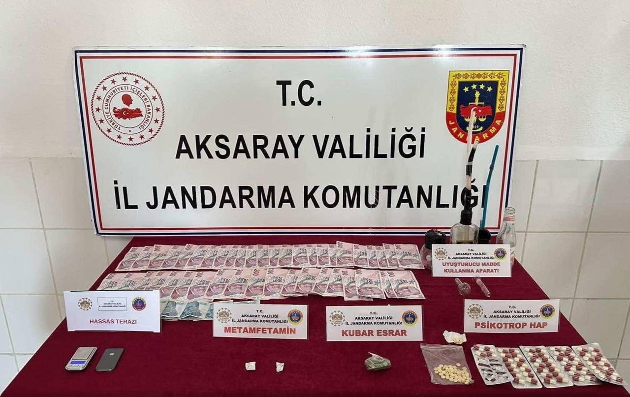 KONYA’DAN AKSARAY’A UYUŞTURUCU SEVKİYATI YAPAN 2 ŞÜPHELİ JANDARMA EKİPLERİNİN TEKNİK VE FİZİKSEL...