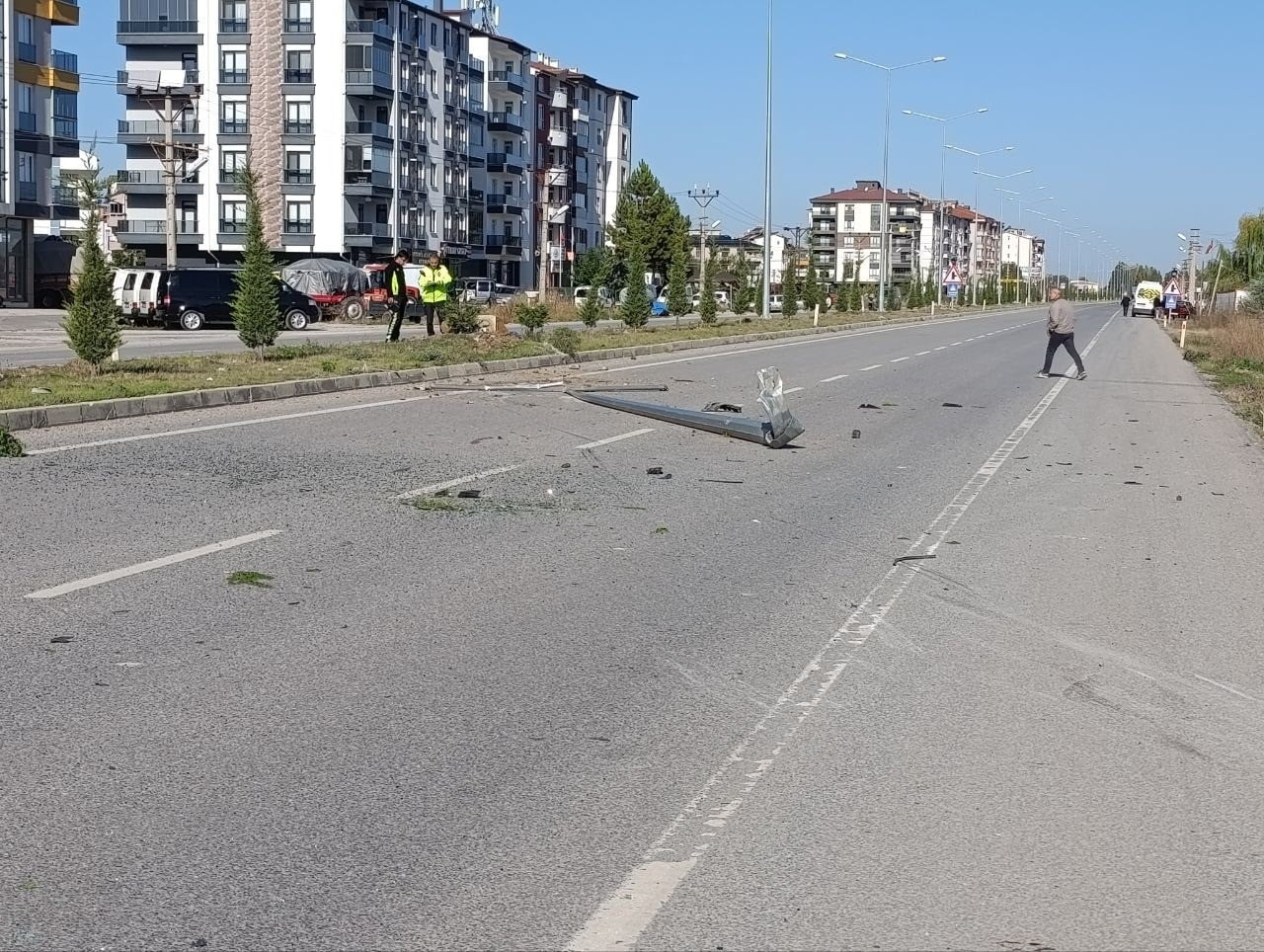 KONYA’NIN BEYŞEHİR İLÇESİNDE KONTROLDEN ÇIKAN OTOMOBİL, REFÜJDEKİ AYDINLATMA DİREĞİNİ DEVİREREK...