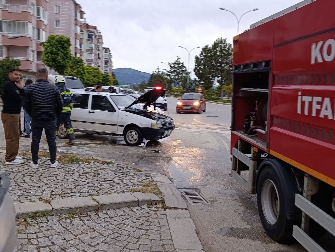 KONYA’NIN BEYŞEHİR İLÇESİNDE SEYİR HALİNDEKİ BİR OTOMOBİLDE ÇIKAN YANGIN PANİĞE NEDEN...