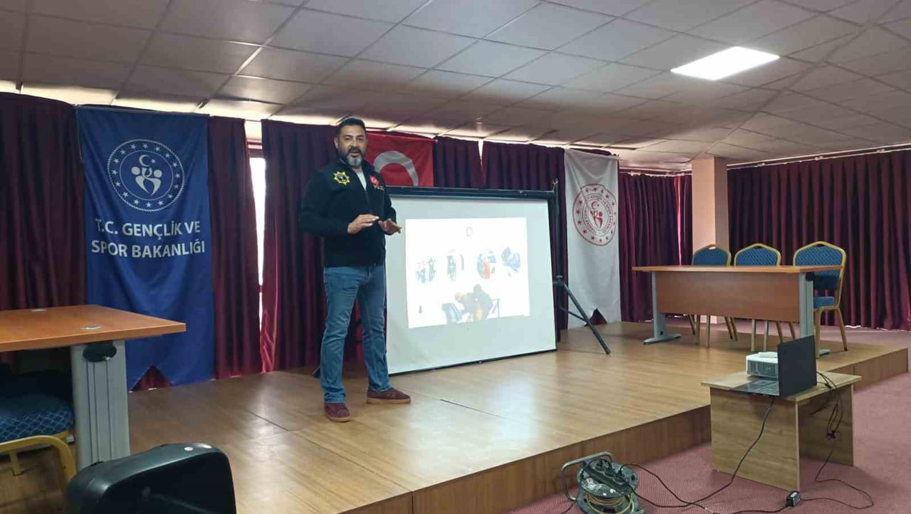 KONYA’NIN HÜYÜK İLÇESİNDE, UYUŞTURUCU VE MADDE BAĞIMLILIĞIYLA MÜCADELEDE AİLELERİN ROLÜNE DİKKAT...
