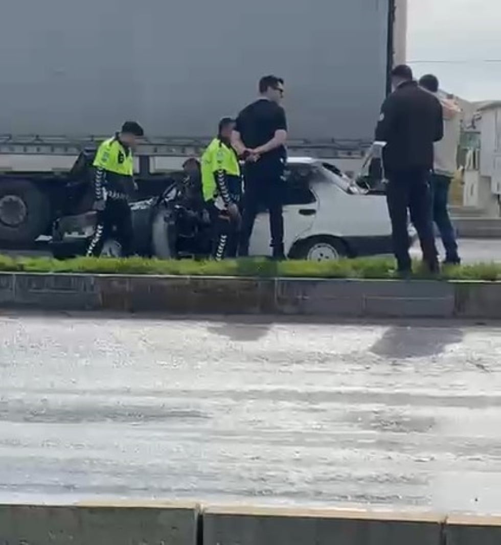 KONYA’NIN KARAPINAR İLÇESİNDE SEYİR HALİNDEKİ BİR OTOMOBİLDE ÇIKAN YANGIN, KORKU DOLU ANLAR...