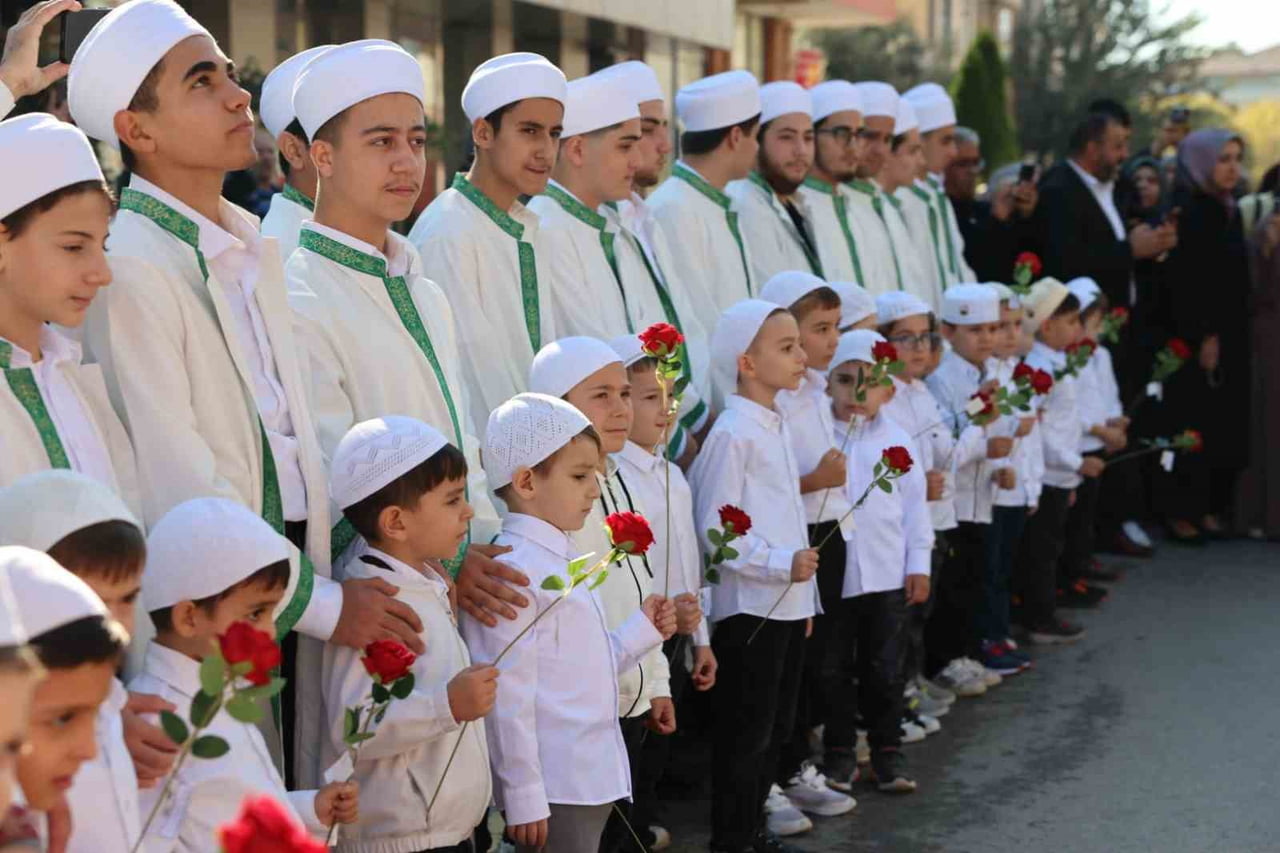 KÖRFEZ’DE HAFIZLIK EĞİTİMLERİNİ TAMAMLAYAN 33 ERKEK VE 24 KIZ ÖĞRENCİ, DÜZENLENEN TÖRENLERLE...