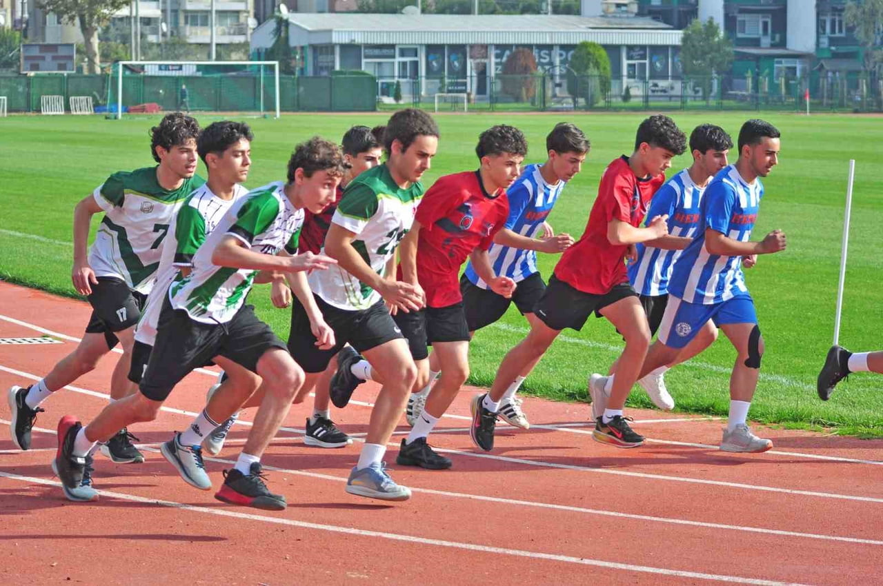 KÖRFEZ İLÇESİNDE LİSE ÖĞRENCİLERİ ARASINDA CUMHURİYET KUPASI KOŞULARI DÜZENLENDİ.