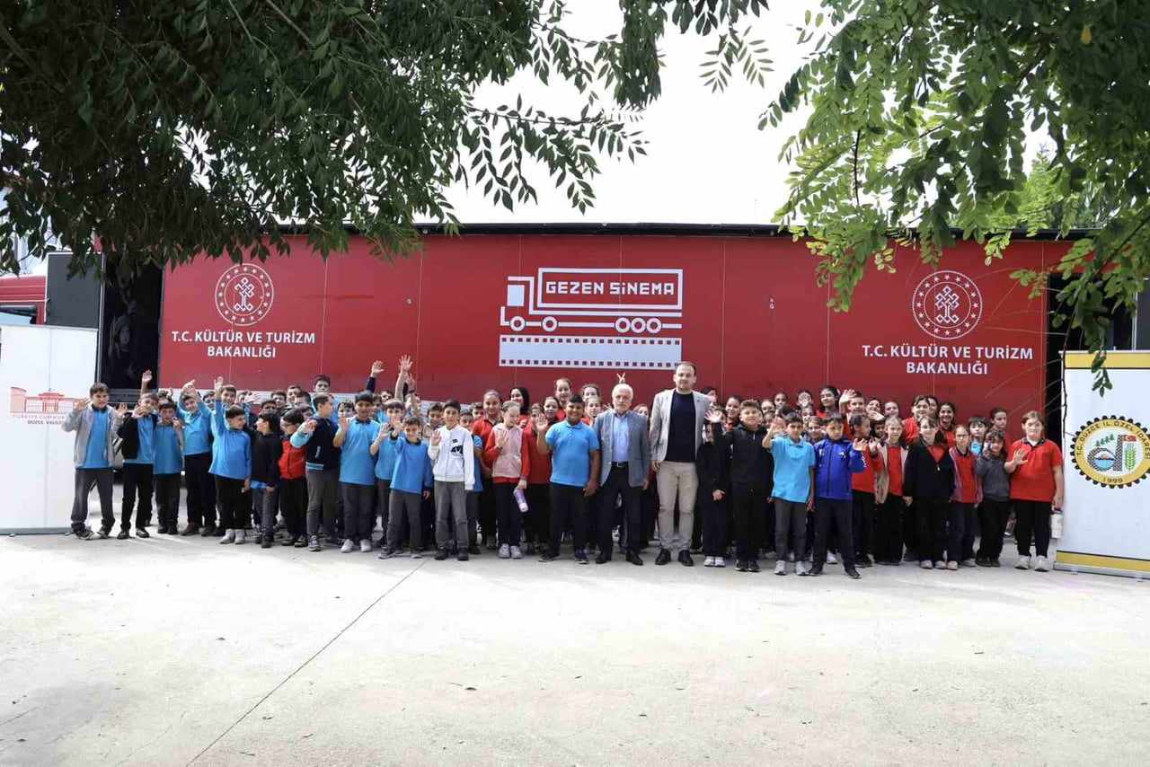 KÖY OKULLARINDAKİ ÖĞRENCİLERİ SİNEMAYLA BULUŞTURAN “GEZEN SİNEMA TIRI”NIN ÜÇÜNCÜ DURAĞI, DÜZCE...