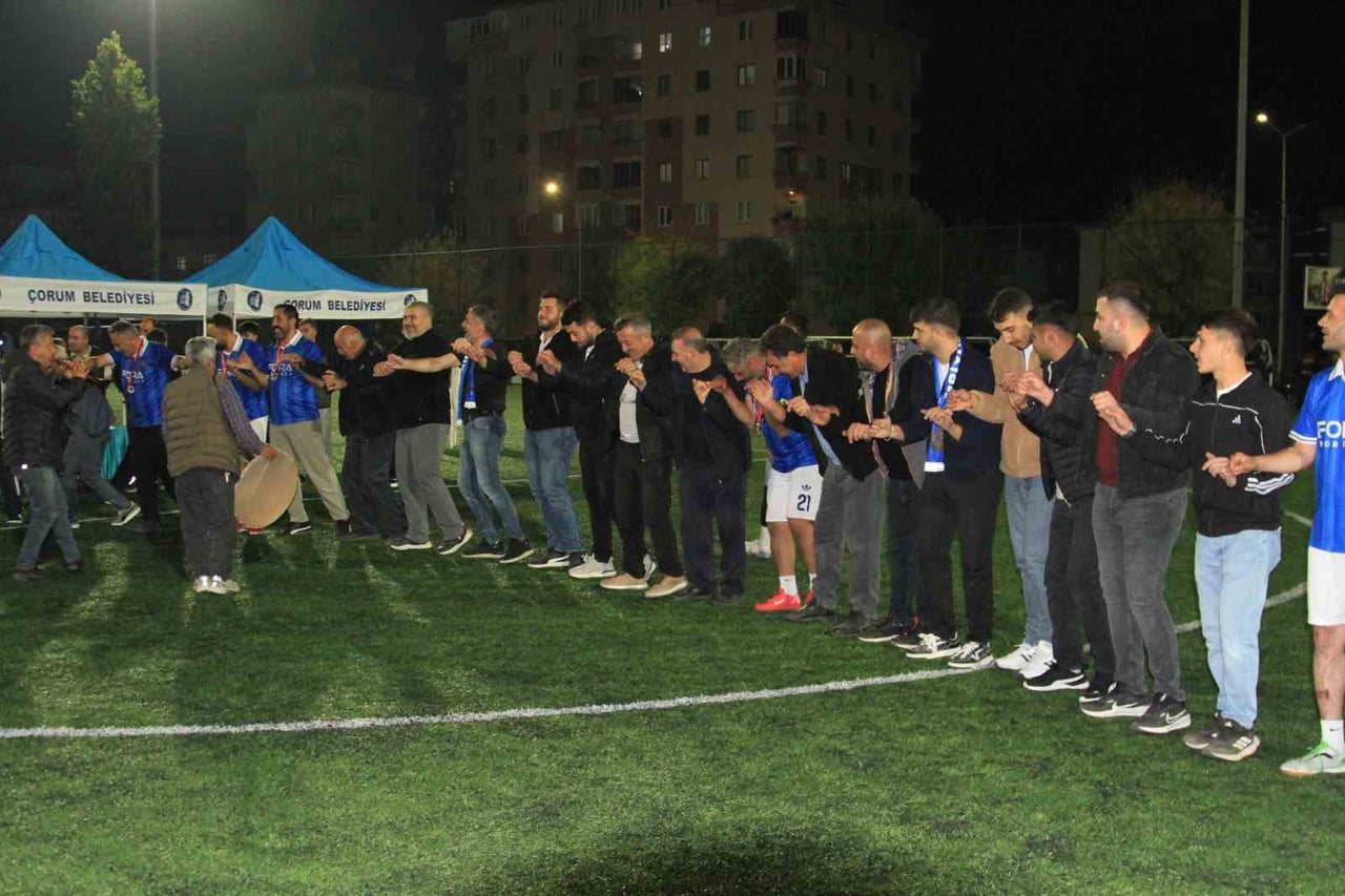KÖYLER ARASI KARŞILAŞMA GERÇEKLEŞTİ. ŞAMPİYONLUK HALAY ÇEKİLEREK KUTLANILDI