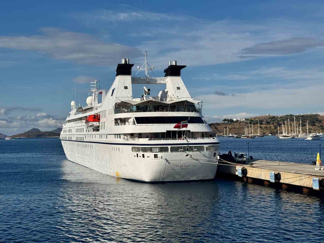 KRUVAZİYER GEMİSİYLE BODRUM’A GELEN TURİSTLER ÇARŞIYA VE KALEYE AKIN ETTİ