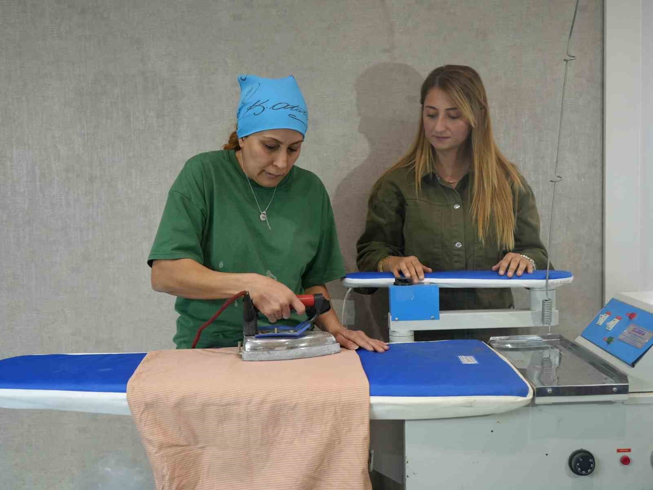 KÜBRA GÜLER (SOLDA) VE SEVAL KUTSAL (SAĞDA)