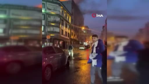 Küçükçekmece'de binanın çatısında yangın